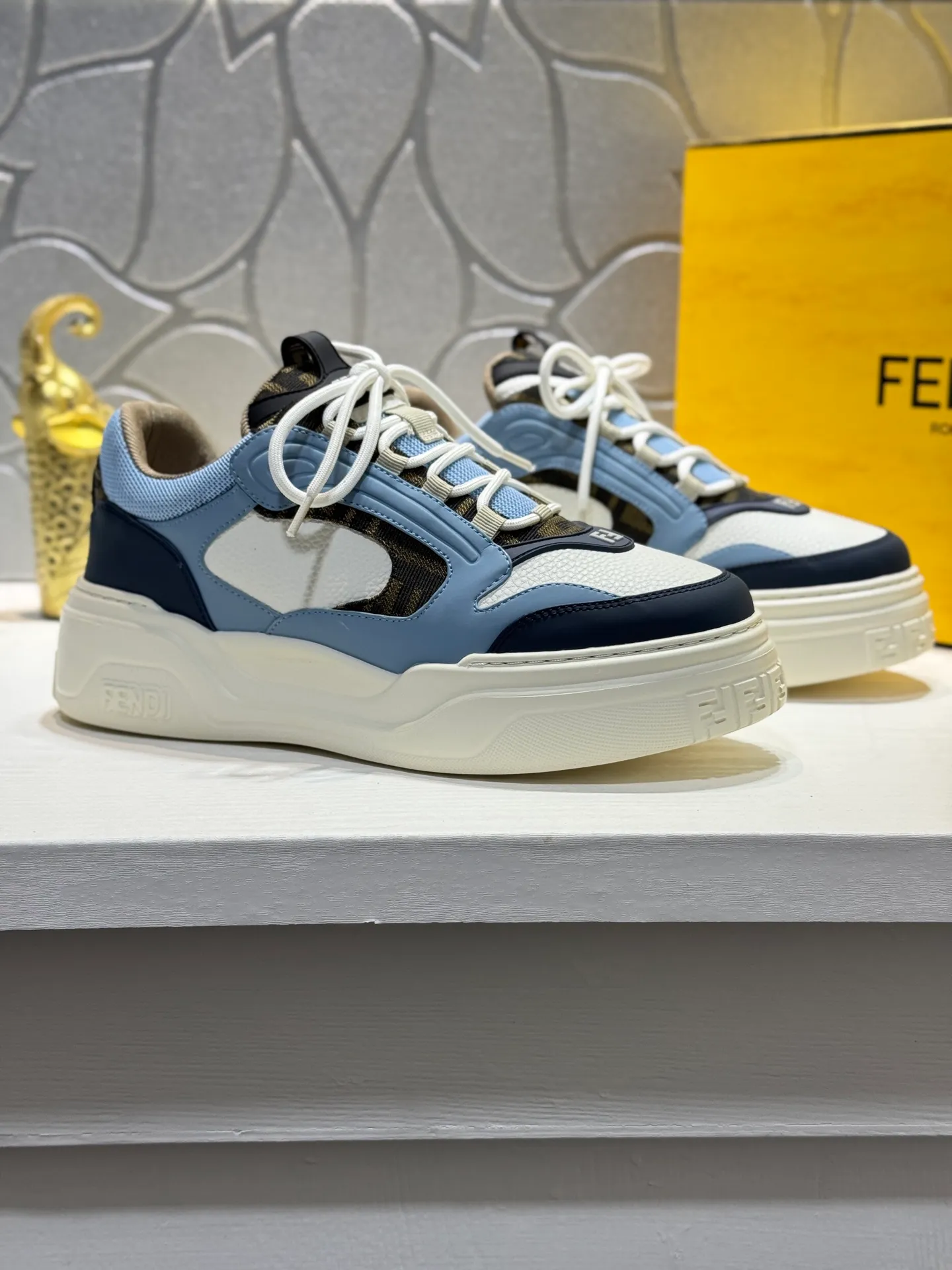Men's men's shoes 💰560 [New style] 🦥🦥FENDI Fendi high version latest Force series calfskin FF mesh round toe thick sole low-top sports sneakers, these Force lace-up low-top shoes. Made of white full-grain leather and white and brown smooth leather. Padded. Brown FF jacquard and yellow technical fabric details. Lightweight and thick white sole with FF pattern details on the toe and heel ✔️Fabric: Imported first-layer cowhide breathable mesh ✔️Inner lining: Customized breathable mesh ✔️Sole: Open-molded rubber foam material ✔️Sole thickness: 7CM Size: #Men's 38-44 (45 is custom-made and cannot be returned or exchanged
